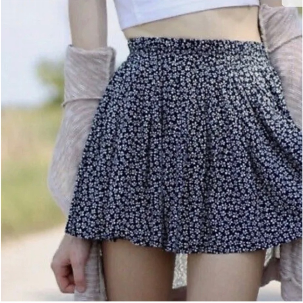 Brandy Melville Black and White Floral Skirt